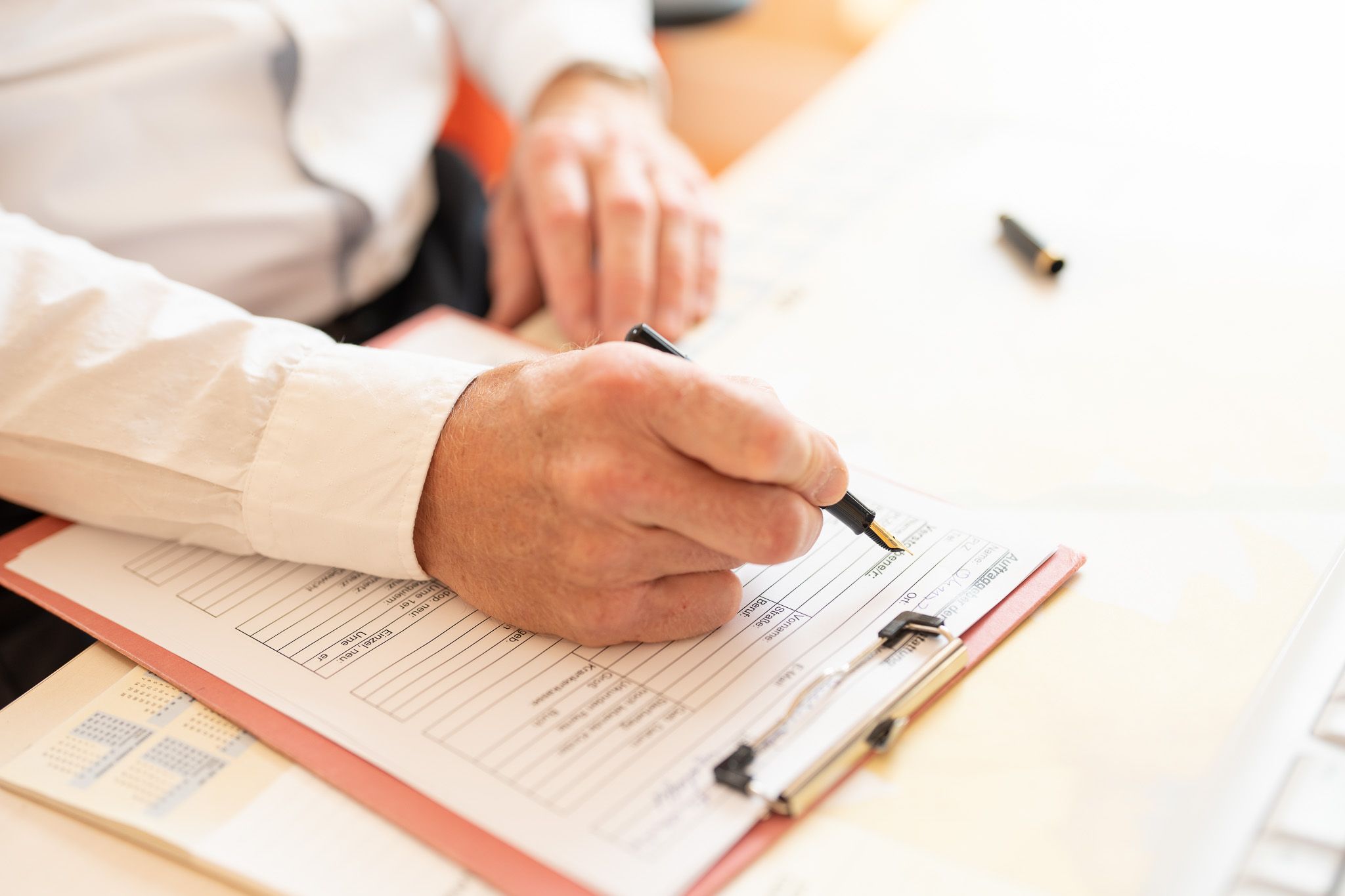 Bestatter Thomas Radermacher notiert Daten zu einer Bestattung